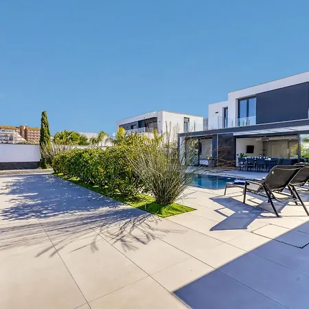 Infinity By Interhome Villa Roses