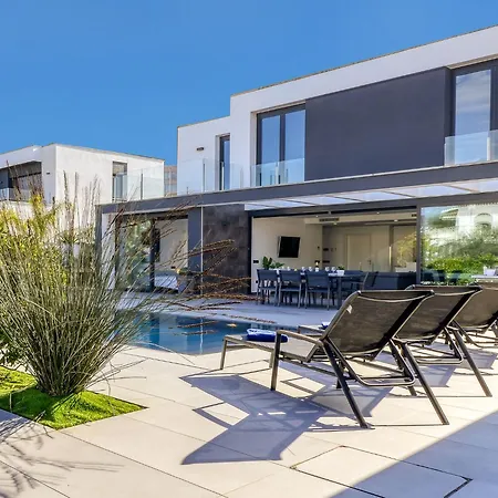 Infinity By Interhome Villa Roses